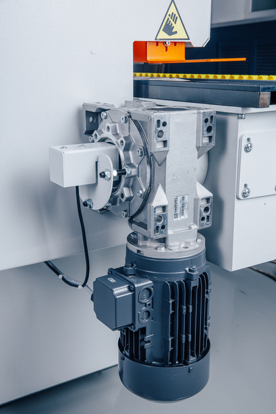 OSTERMANN 6TF  Подающий конвейер  Деталь подается цепным конвейером с обрезиненными башмаками  Ширина башмаков 73 мм  Привод-мотор-редуктор2,2 кВт VARVEL  Башмаки 73 мм и резиновые прижимные ролики Ø70 –надежная фиксация как заготовок минимальных ...
