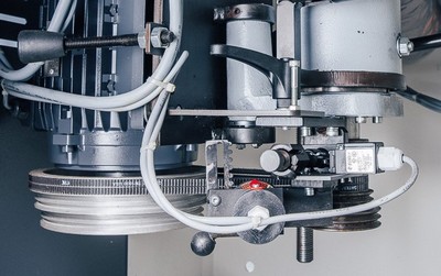 OSTERMANN  Переключение скоростей  Осуществляется путем быстрой и удобной перестановки ремней  Предусмотрен механизм жесткой фиксации шпинделя при смене инструмента  Индикация выбранной частоты вращения с помощью флажка  6 скоростей вращения шпинд...