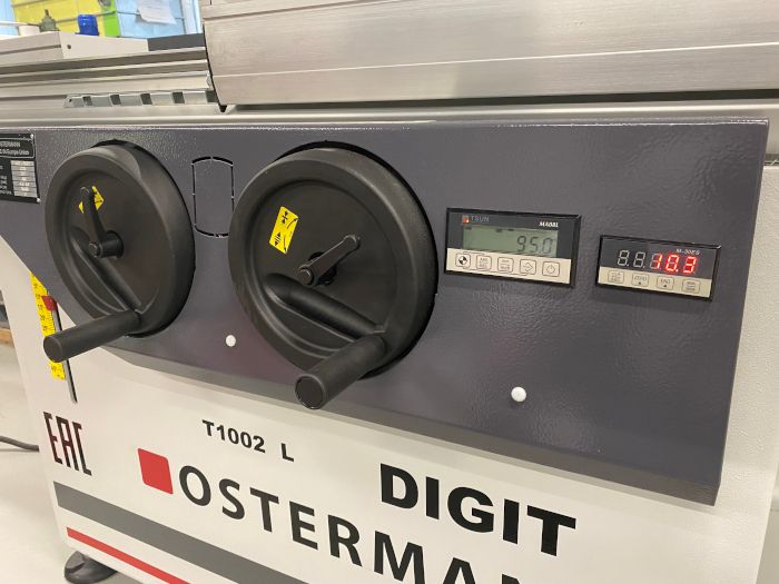 OSTERMANN  Электронные счетчики наклона и высоты шпинделя  Для точного позиционирования шпинделя по высоте и углу наклона станки оснащены электронными счетчиками  Поставляется в комплектации T1002L Digit 