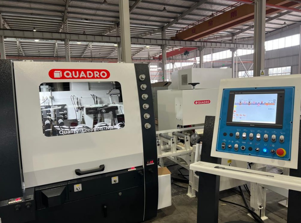 QUADRO 726 SAW Ultra  Выносной пульт управления  Самый современный комбинированный пульт управления  Визуализирует все процессы, происходящие при настройке работы станка  По ширине и высоте размер обрабатываемой детали задается дистанционно с данн...