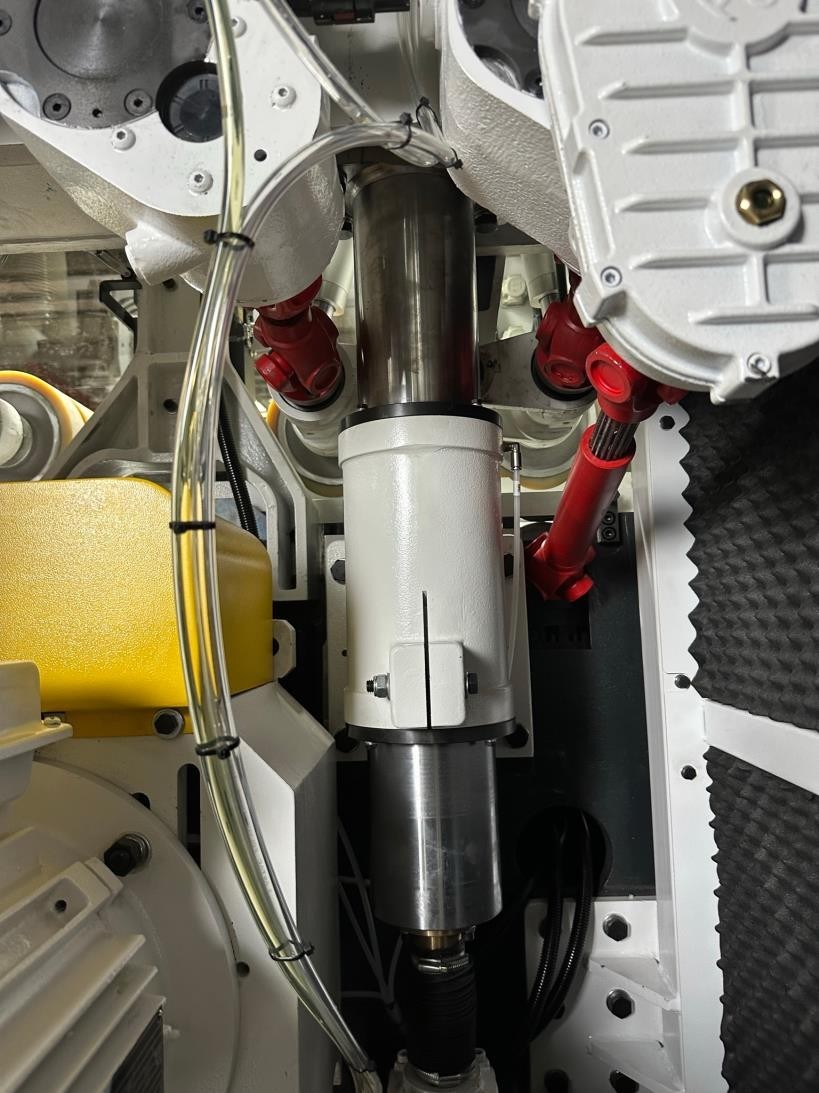 QUADRO 726 SAW Ultra  Три мощные направляющие  Поддерживают и перемещают мощную прижимную траверсу, на которой расположены верхние подающие ролики поддерживают 3 мощных направляющих (на обычных станках 1 или 2 направляющих)  Регулировка траверсы п...
