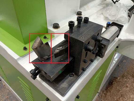EcoWood R  Черновой U-резец + Чистовой V-резец  U-резец для скоростного чернового съема материала  V-резец для чистового точения и обработки труднодоступных мест  Траектория движения обоих резцов по программе ЧПУ  V-резец имеет съемный наконечник ...