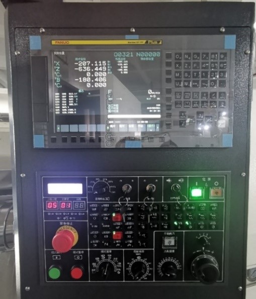 SKMC DL4000M  Система ЧПУ FANUC 0i-TF Plus  В базовой комплектации устанавливается обновлённая система ЧПУ FANUC 0i-TF версии Plus с дисплеем 10,4’: Панель оператора может поворачиваться на 90°, обеспечивая легкий доступ к управлению во время рабо...