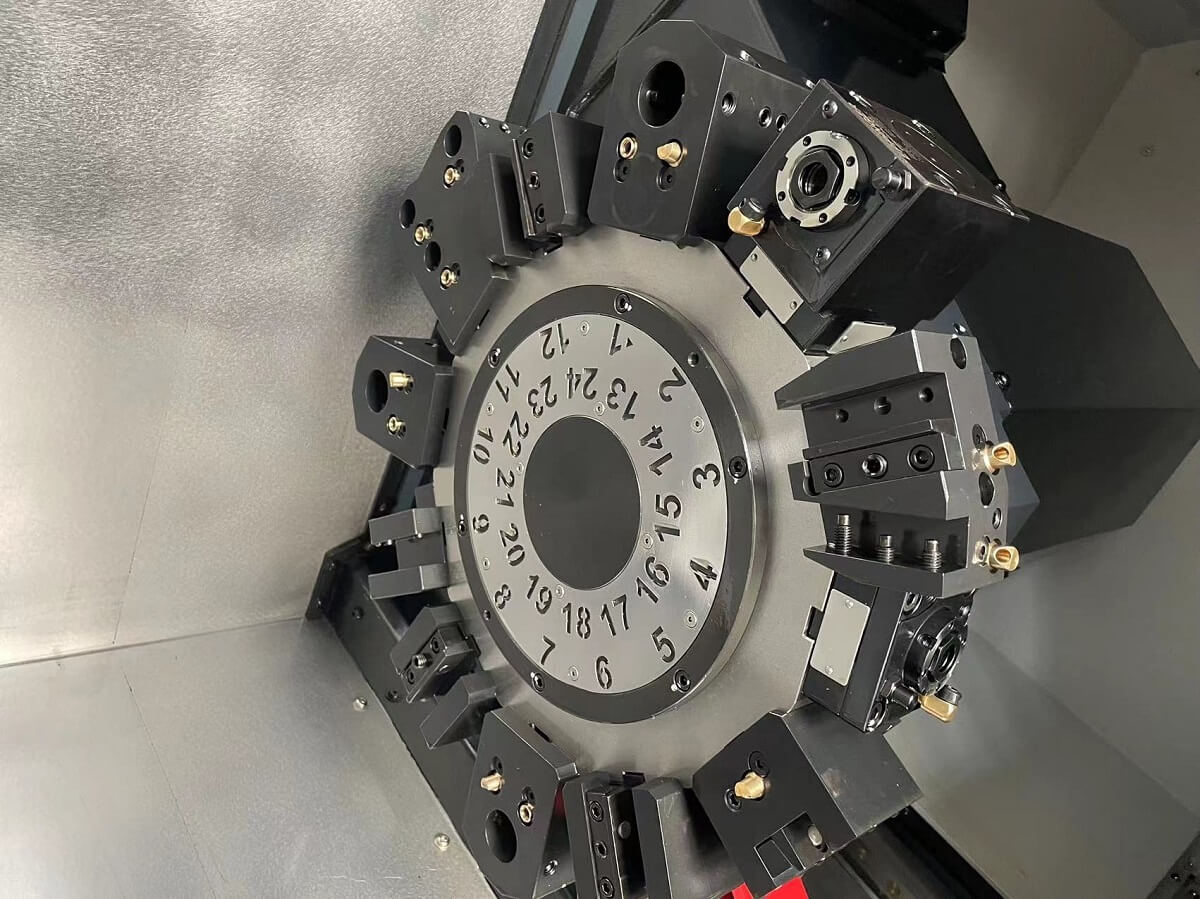 SKMC SL2000SY  Револьверная голова  BMT45P может надежно зафиксировать инструмент на револьверной головке и обеспечивает высокую производительность обработки с помощью эффективной внутренней системы привода с повышенной жесткостью и высокой точнос...
