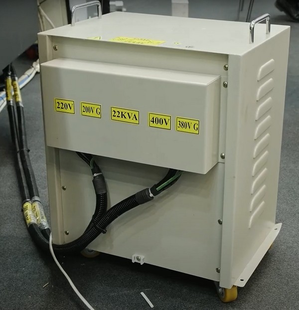 SPECTR SVL-1055  Трансформатор  Все станки SPECTR комплектуются трансформаторами  Трансформатор служит для понижения напряжения переменного тока с 380 B  до 220 B 
