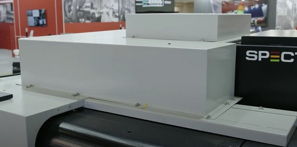 SPECTR SVL-1055  Кабинетная защита  Полностью закрытая зона обработки, в том числе верхняя защита корпуса, предотвращает разбрызгивание охлаждающей жидкости подающейся в зону резания под высоким давлением, так и попадание нежелательных предметов с...