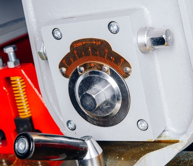Beaver SR-RP 1000 E  Настройка первого шлифовального узла  Осуществляется с помощью высокоточного и удобного эксцентрикового механизма  Обеспечивает высочайшую точность настройки, как следствие высокое качество шлифования 