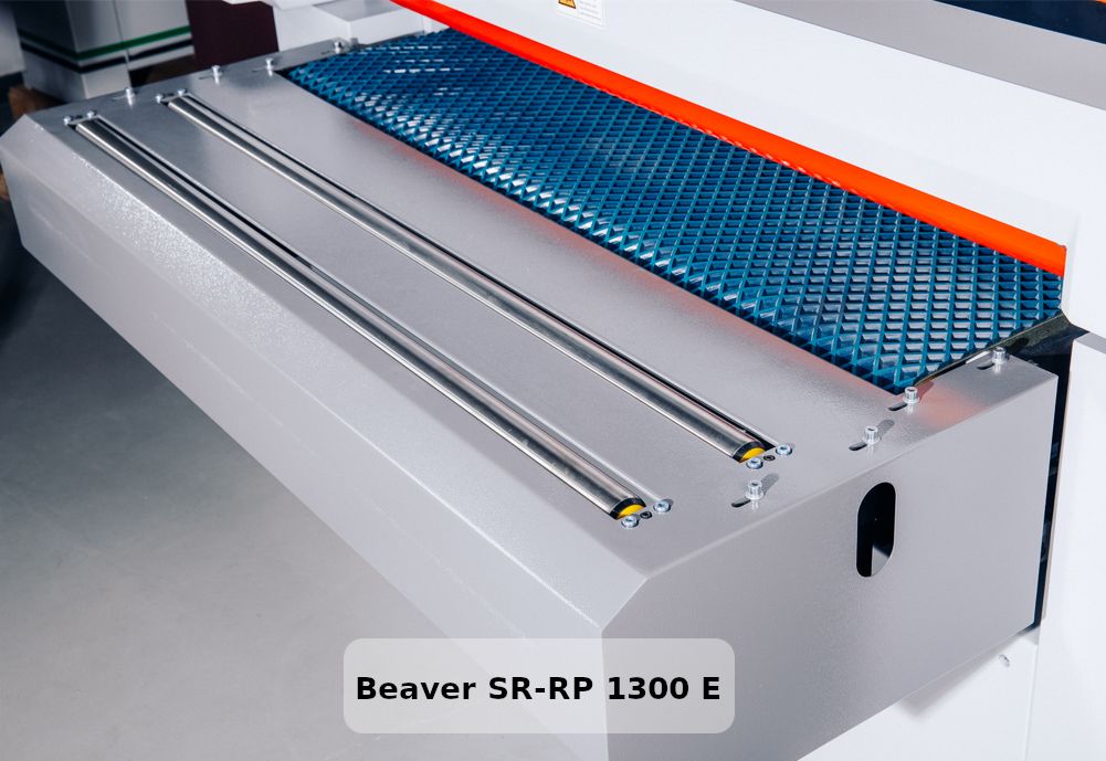 Beaver SR-RP 1000 E  Расширение стола на входе с роликом  Позволяет удобно базировать длинномерные заготовки, облегчает их подачу в станок, исключает свисание заготовок, что повышает качество обработки 