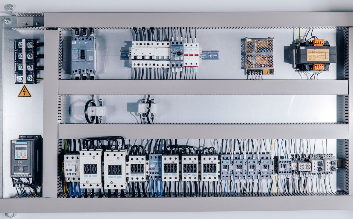 Beaver SR-RP 1000 E  Электрокомпоненты SIEMENS и ABB  Высоконадежные электрокомпоненты от ведущих мировых производителей гарантируют стабильную и долголетнюю бесперебойную работу станка  Пылезащищенное исполнение электрошкафа исключает загрязнение...