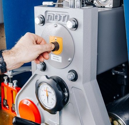 Beaver SR-RP 1000 E  Пневматическое натяжение шлифовальных лент  Пневматическая система гарантирует стабильное натяжение и исключает проскальзывание лент или их разрыв  Натяжение/ослабление лент быстро осуществляется поворотом переключателя, что  ...