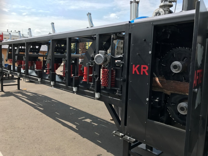 KRAFTER 2.0  Брусоотделитель (входит в состав станка)  Предназначен для приема и разделения продуктов распила после бревнопильных станков проходного типа  Ускоряет и автоматизирует процесс пиления  Используя данный стол можно сократить количество ...
