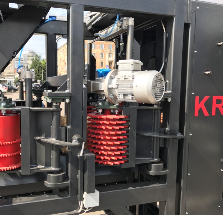 KRAFTER 2.0  Вытягивающая секция горизонтальная (приводная)  Конструкция вытягивающей секции зубчатая, которая эффективно прижимает выходящие продукты распила  Данные рябухи пневматические срабатывают по фотоэлементу сразу после выхода бревна из п...