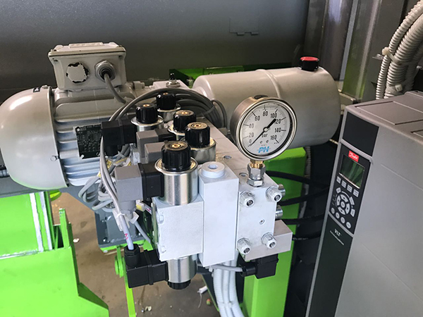 Mebor HTZ 1300 PLUS  Автоматическая гидростанция установленная на пильном узле  Автоматическое натяжение режущего полотна при помощи гидросистемы с пульта управления оператора 