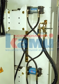 QUADRO-102P  Система натяжения пил (Модели QUADRO-102A, 102P)  Натяжение пильных лент во время работы станка осуществляется с помощью гидроцилиндров  Применение гидравлики позволяет более точно отслеживать и компенсировать нагрев и удлинение пильн...