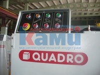 QUADRO-102P  Электрооборудование  На пульте управления расположены кнопки запуска и остановки, управление подающим транспортером и натяжением ленточных пил, настройки пильных узлов на заданный размер с точностью до 0,01 мм  Электрооборудование отв...