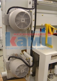 QUADRO-102P  Привод пильного узла  Вращение шкивов осуществляется с помощью мощных электродвигателей по 15 кВт и клиноременной передачи  Мощности двигателей достаточно, чтобы с легкостью справляться с пилением даже твердолиственных пород 
