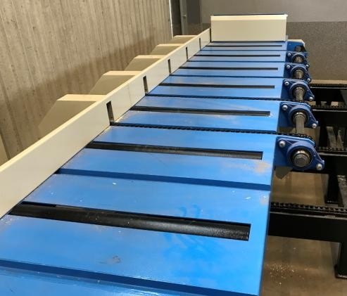 Walter WD-220 KBA  Рольганг приводной с цепным сбросом  Предназначен для автоматического приема и сброса пиломатериала после многопильного станка на сторону  После того, как пиломатериал выходит из станка и упирается в шибер, автоматически срабаты...