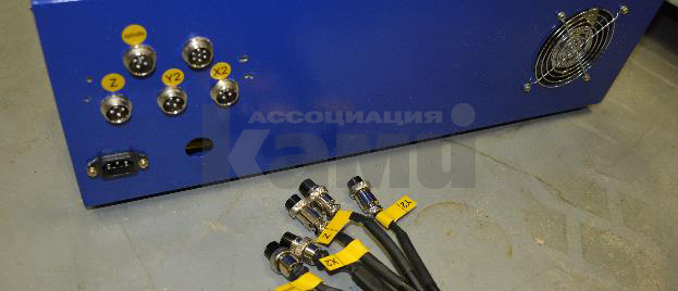 Beaver 1212AT-E  Система отсоединяемых кабелей  Для удобства внутрицехового перемещения и предотвращения обрыва линий все силовые кабели управления от шкафа управления к станку выполнены по системе быстросъемных разъемов 