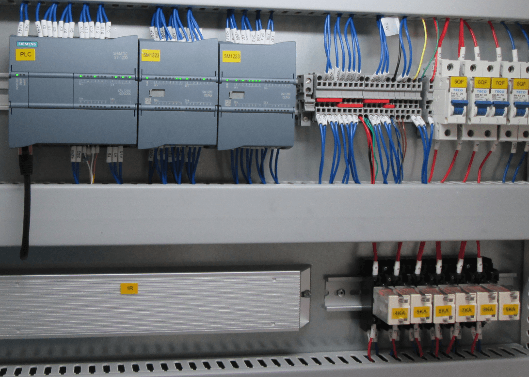 Nanxing NP-380HG  Электрокомпоненты и подготовка воздуха  Все электрокомпоненты станка находятся в вибро — и пылезащищенном шкафе с принудительным охлаждением  Шкаф управления станком — один из важнейших элементов станка, от корректной работы кото...