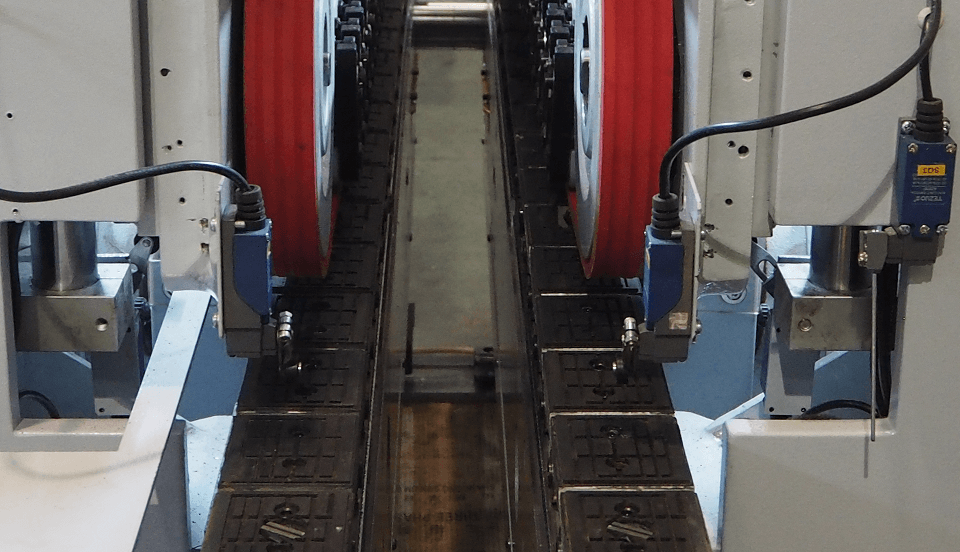 Beaver 6025M  Концевые выключатели  Установлены на входе для защиты станка при подаче заготовки толще, чем настроен станок 