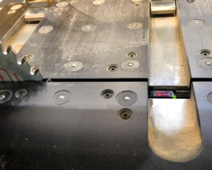 Nanxing NP-380HG  Оптический датчик на пильной каретке  Наличие датчика, который отслеживает край детали, позволяет исключить повреждение материала и станка вследствие возможной ошибки оператора при загрузке в станок заготовки, ширина которой боль...