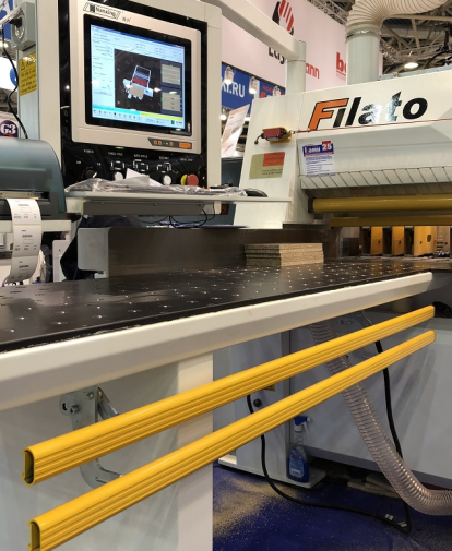 Nanxing NP-380HG  Планка запуска цикла  Для удобства работы на станке под левым загрузочным столом, непосредственно на рабочем месте оператора установлена специальная металлическая планка, перемещение которой позволяет запустить цикл раскроя 
