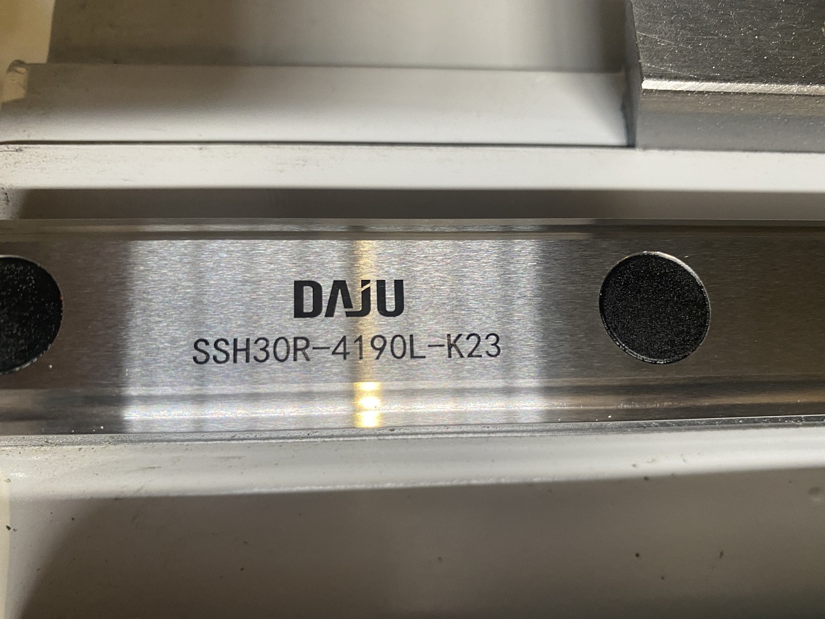 Beaver 40AVLT8  Высокоточные линейные направляющие повышенной жесткости «DAJU»  За счет повышенной устойчивости и жесткости обеспечивают высокую точность перемещения портала, суппорта и высокооборотного шпинделя по осям X, Y и Z  Достигается высок...