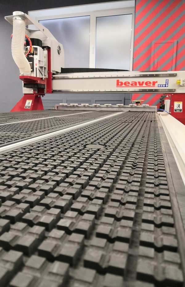 Beaver 40AVTP9  Комбинированный вакуумный стол с Т-пазами крепления  Рабочий стол станка представляет собой синтез вакуумного стола и алюминиевого стола с «Т» - пазами  Такая конструкция дает максимальную гибкость и широчайшие возможности при выбо...