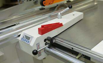 Filato FL-3200 MAXI  Параллельный упор с механизмом точной подстройки и блоком электронной индикации  Ручная тонкая настройка облегчает точную установку продольного упора  Регулировочный винт обеспечивает юстировку упора с точностью до миллиметра ...