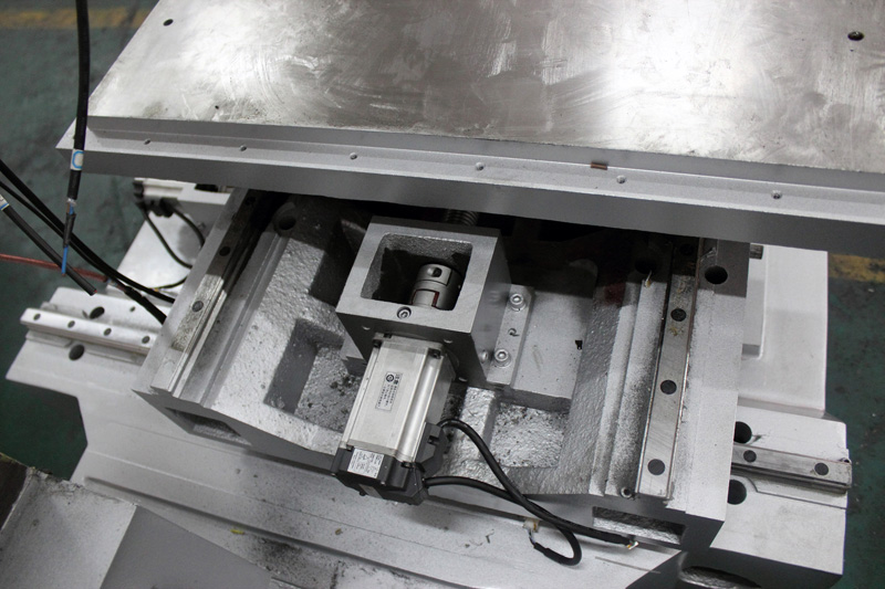 Kingred KD700ZL  Сервомоторы по осям X / Y Yaskawa (Япония) (для серии A) - 2 шт   Обеспечивают высокую точность перемещений рабочего стола 