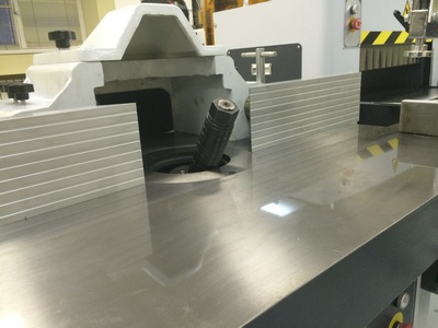 EcoWood T 150KS  Наклон шпинделя 0 - 45°  Улучшает качество обработки поверхности при разной глубине профиля на одной заготовке  Работа без наклона: На рис 2 скорость в точке С значительно больше скорости в точке В, т к  R2 значительно больше R1  ...