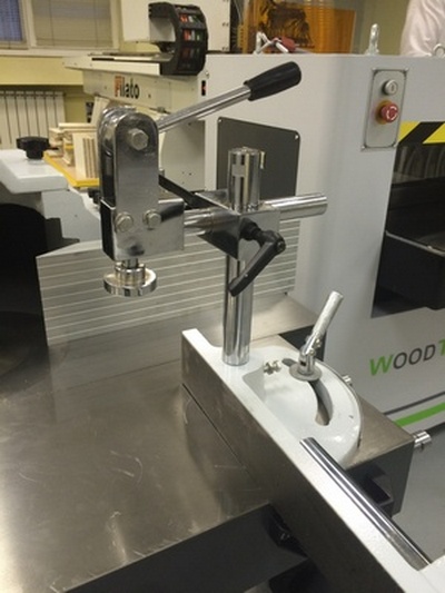 EcoWood T 150KS  Эксцентриковый прижим  Входит в комплект поставки  Надежно фиксирует заготовку на каретке 