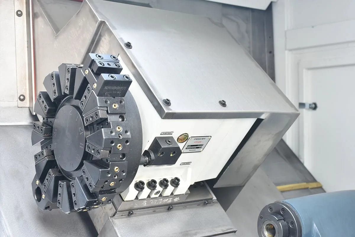KMT 45/500S  12-позиционная револьверная голова  Максимальное количество устанавливаемых инструментов составляет - 12 шт , что делает данную револьверную систему более функциональной в сравнении с 6-, 8-позиционной  Данная модель револьверной голо...