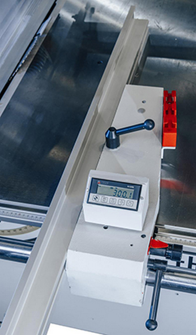 OSTERMANN ALFA 400 DIGIT  Электронный дисплей на параллельном упоре  Электронный дисплей на параллельном упоре обеспечивают быструю и точную настройку размеров  Установка размера с помощью электронного дисплея, интегрированного в упор  Точность по...