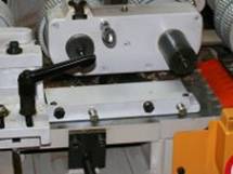 QUADRO NS-623  Боковой прижимной блок напротив правого вертикального шпинделя  Обеспечивает прижим коротких, а также узких и искривленных заготовок  Конструкция роликового блока гарантирует высокоточное позиционирование заготовок при этом быстро п...