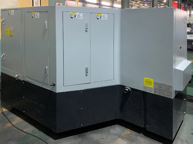 UNIVEQ UGO-2040B CNC  Рабочая зона (кабинетная защита)  Полностью закрытая со всех сторон рабочая зона (кабинетная защита) обеспечивает: безопасность обслуживающего персонала от вылета абразива и металла из зоны шлифования, а также попадания СОЖ н...