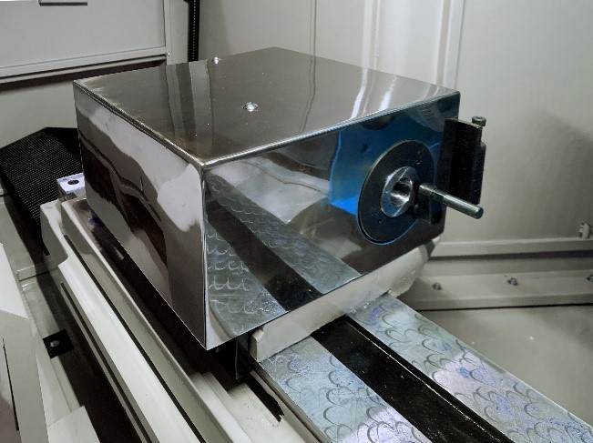 UNIVEQ UGO-2040B CNC  Рабочая головка (передняя бабка) станка  Рабочая головка (передняя бабка) станка оснащена сервоприводом, что позволяет регулировать частоту вращения шлифуемой детали  Шпиндель рабочей головки установлен на высокоточных подшип...