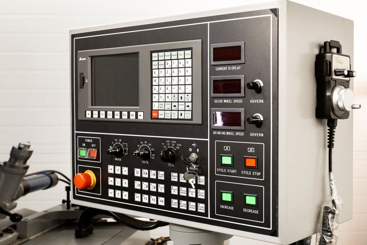 UCG-3015 NC3  Панель управления с PLC-контроллером и цветным ЖК-дисплеем  Позволяет запрограммировать величину продольного перемещения нижней плиты подающего круга (ось Y)  Минимальная программируемая величина перемещения составляет 0,001 мм  С па...