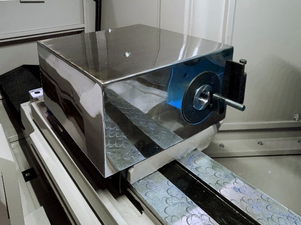 UNIVEQ UGO-2050 CNC  Передняя бабка  Рабочая головка (передняя бабка) станка оснащена сервоприводом, что позволяет регулировать частоту вращения шлифуемой детали  Шпиндель рабочей головки установлен на высокоточных подшипниках  Корпус рабочей голо...