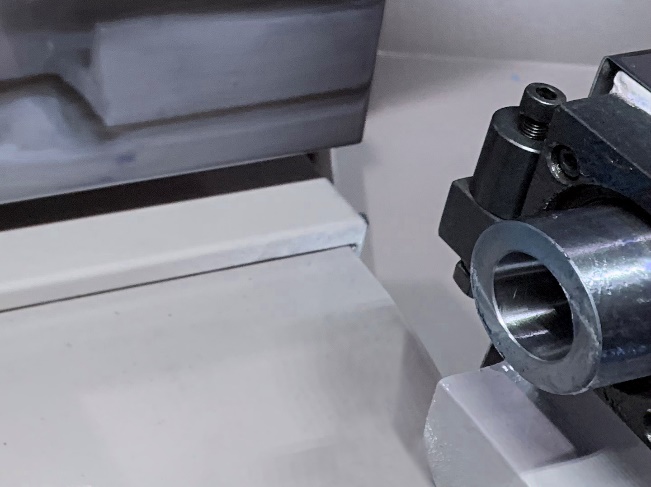UNIVEQ UGO-2050 CNC  Устройство правки  Устройство правки шлифовального круга установлено на корпусе заднего поддерживающего центра и перемещается вместе с рабочим столом, который приводится в движение при помощи сервопривода  Процесс правки шлифо...