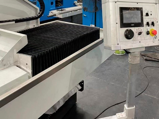 PLC  Панель управления с PLC-контроллером  Находится на подвижном блоке, расположенном на поворотном кронштейне, что делает процесс управления станком более удобным, так как позволяет настроить необходимое положение пульта под определенным углом  ...
