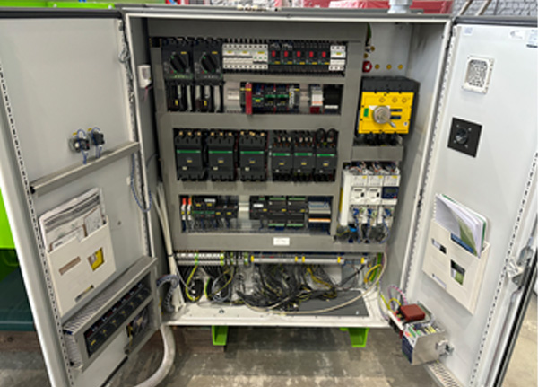MEBOR VC900D25  Шкаф управления  Шкаф  управления смонтриован в корпусеRITTAL (Германия)и укомплектован системой кондиционирования с фильтром подготовки воздуха для исключения перегрева инверторов и попадания пыли внутрь электрошкафа 