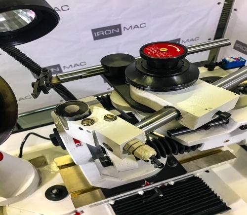IRONMAC 600A  Позиционирование пилы  Позиционирование пилы осуществляется при помощи опоры с встроенным электромагнитом, тем самым исключается прогиб пилы  Включение электромагнита синхронизировано с работой механизма подачи  Во время подвода пилы...