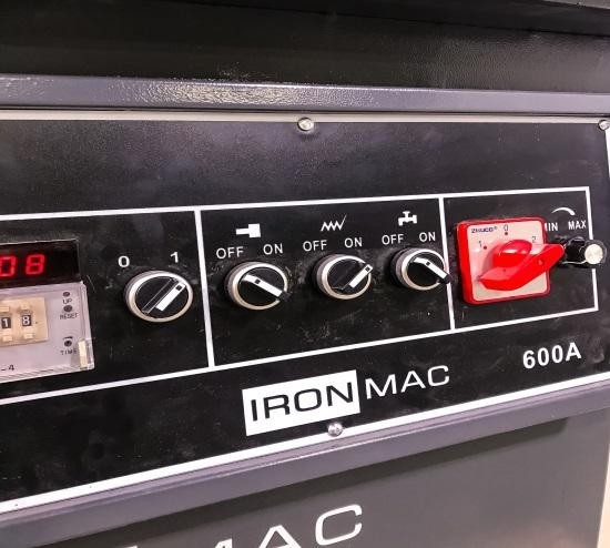 IRONMAC 600A  Панель управления  Панель управления оснащена контроллером, позволяющим управлять процессом заточки – задается количество зубьев пилы и происходит обратный их отсчет  Отсчет количества зубьев и циклов заточки отображается на цифровом...