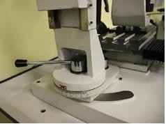 IRONMAC 600A  Настройка углов  Удобная шкала углов заточки позволяет с минимальными затратами времени осуществлять настройку станка  Углы заточки устанавливаются по градуированной шкале, которая применяется для настройки переднего и заднего углов ...