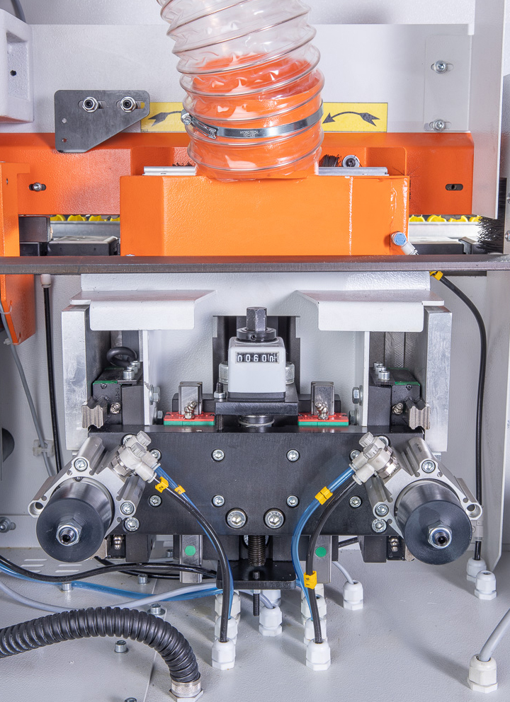 OSTERMANN 6T2R CNC  Узел предварительного фрезерования  Узел прифуговки состоит из двух высокочастотных двигателей12 000 об/мин, 1,1 кВт TEKNOMOTOR  Алмазные фрезы PCD CUTTER Ø60 x Ø20 x H65, Z3 + 3 BUP Удаление сколов после раскроя и ступеньки от...