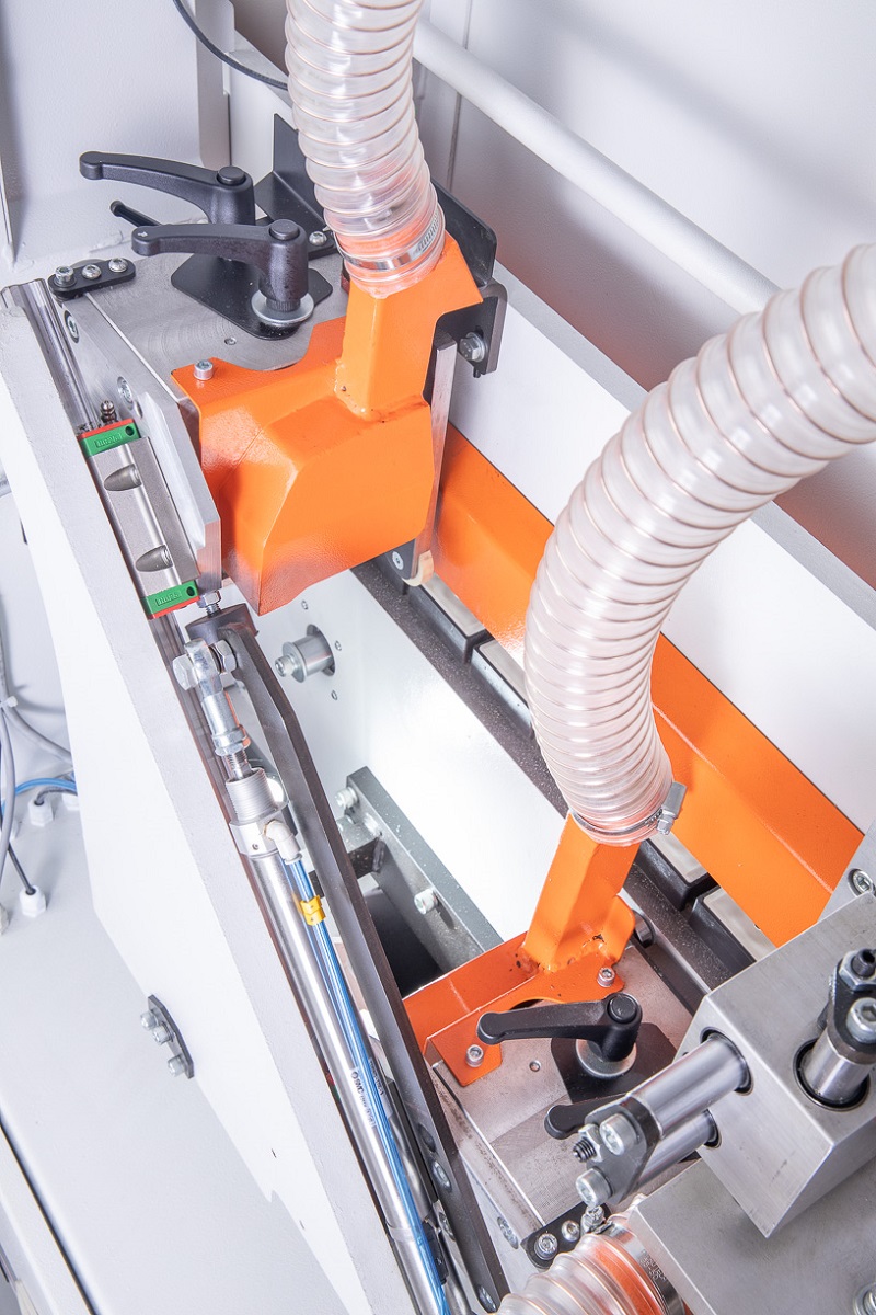 OSTERMANN 6T2R CNC  Торцовочный агрегат  Два промышленных двигателя (12 000 об/мин),2 x 0,22 кВтTEKNOMOTOR;Две пилы Ø110 x Ø32, Z = 30BUP;Возможность поворота пил 0 - 15° позволяетбыстро настроить узел для качественной торцовки любого типа кромки ...