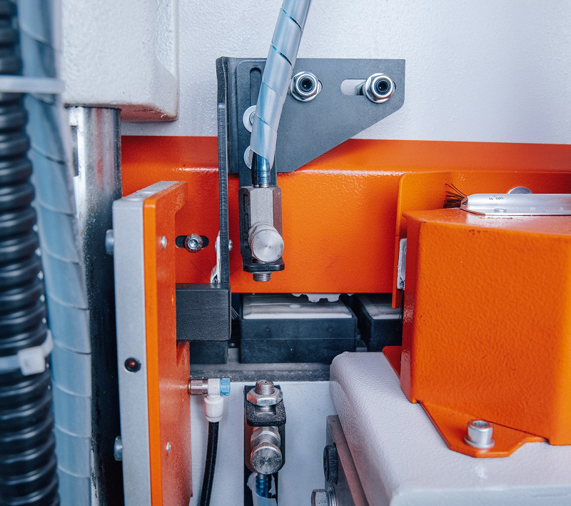 OSTERMANN 6T2R CNC  Система распыления разделяющей жидкости  Разделяющая жидкость распыляется через форсунки перед узлом нанесения клея иисключает налипание клея на поверхность детали 