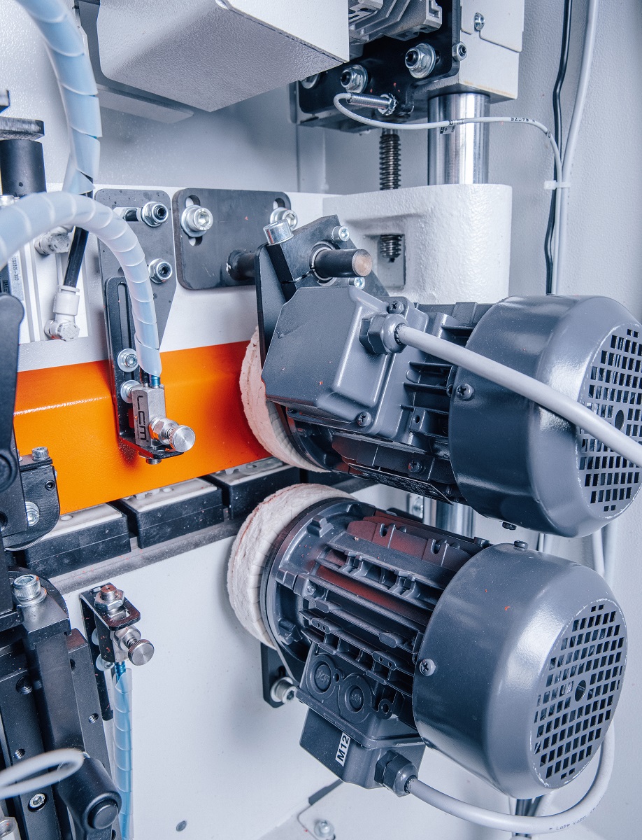 OSTERMANN 6T2R  Система распыления очищающей жидкости  Распыляется перед узлом полировки, что помогаетполировальным кругам более эффективно удалять загрязнения с кромочного материала 