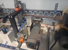 Alba Advantage 7 Ultra  Узел пазования  Агрегат предназначен для фрезерования паза по пласти  Пазовальный узел оснащен счетчиками с цифровой индикацией для удобного и быстрого выставления положения пазовальной пилы на нужный размер 